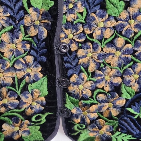 Hungarian Woman's Embroidered Outer Vest, Size: Medium Color: Floral - Picture 7 of 14